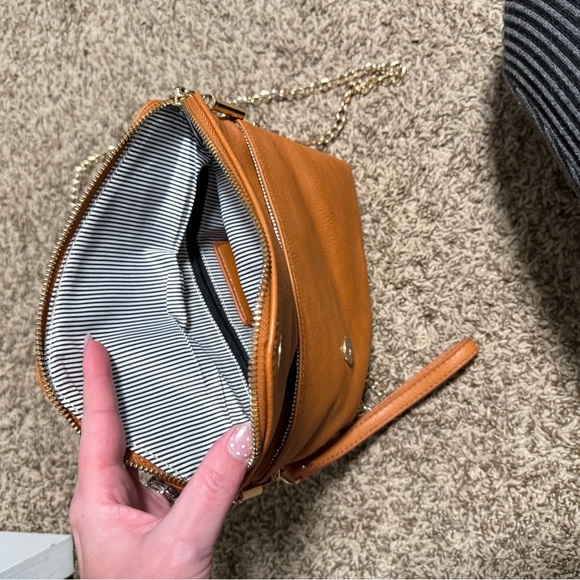 Elegant Tan Leather Crossbody Bag - Picture 4 of 4